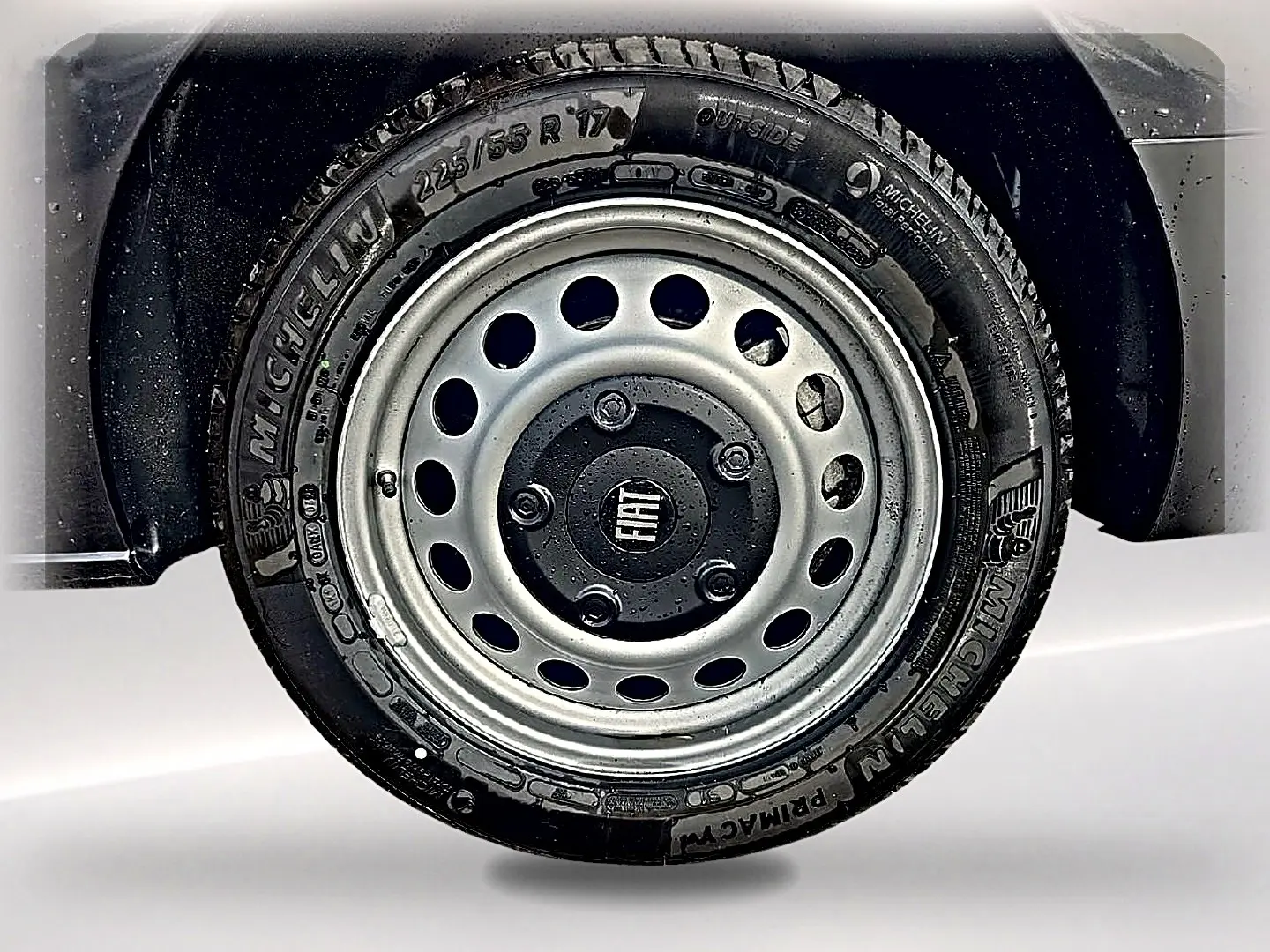 Gros plan sur la roue avant droite gris titane du FIAT Scudo Combi avec jante acier et logo central FIAT.