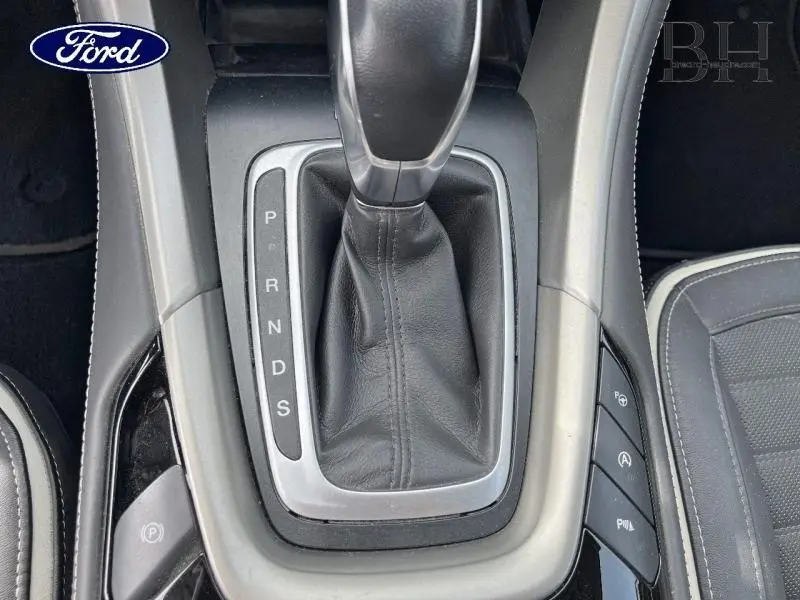 Vue rapprochée du levier de vitesse automatique en cuir noir de la Ford Mondeo gris Magnetic 2018.