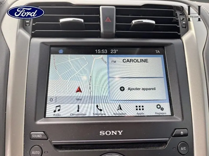 Écran tactile de navigation et multimédia Sony sur tableau de bord gris d'une Ford Mondeo Vignale 2018.