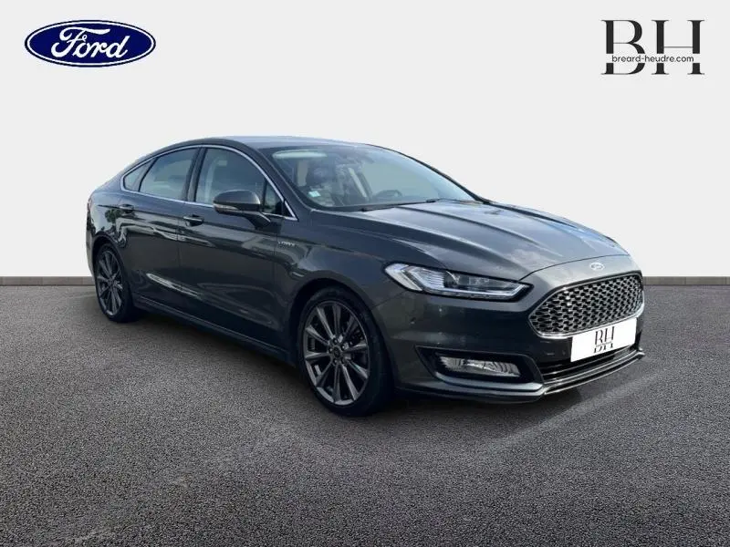Ford Mondeo 2018 gris Magnetic vue 3/4 avant droit avec calandre chromée et jantes alu sombres