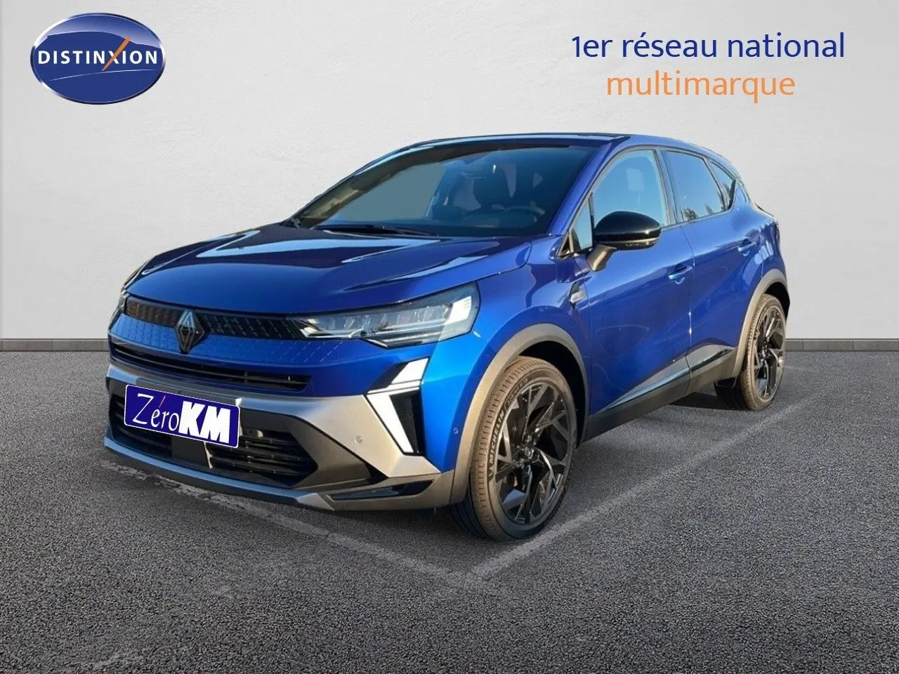 Renault Captur E-Tech hybride 2025 bleu Iron Metal avec toit noir, vu en 3/4 avant droit sur parking.