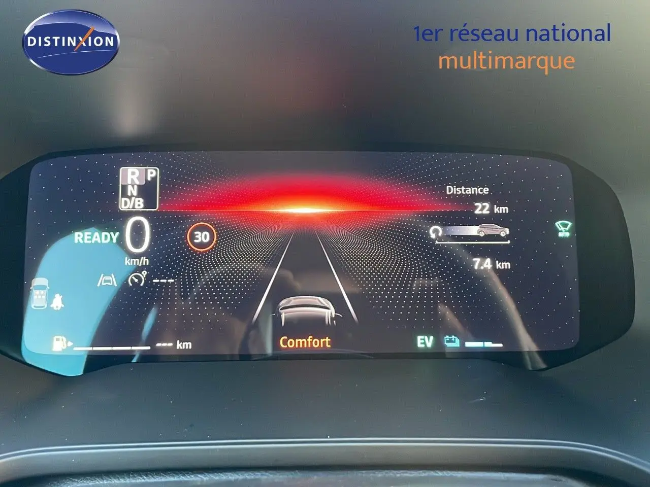 Affichage numérique du tableau de bord du Renault Captur E-Tech hybride montrant la vitesse, mode confort et autonomie électrique.