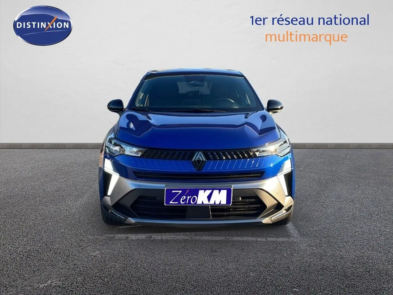 Vue frontale du Renault Captur E-Tech hybride 2025 en bleu Iron Metal avec toit noir et éclairage LED distinctif.