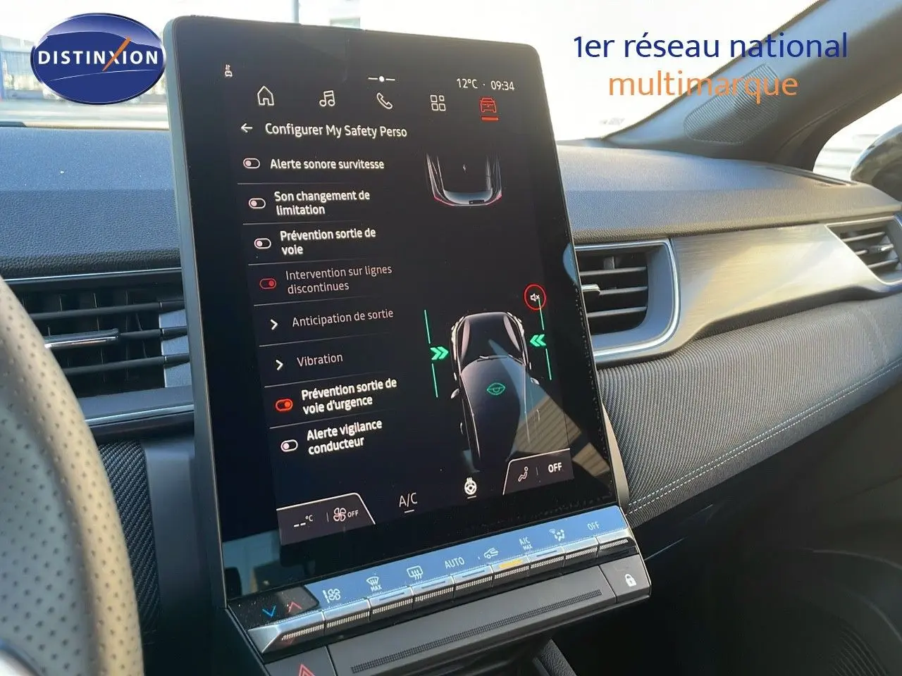 Écran tactile central affichant les aides à la conduite dans l'habitacle moderne d'un Renault Captur 2025.