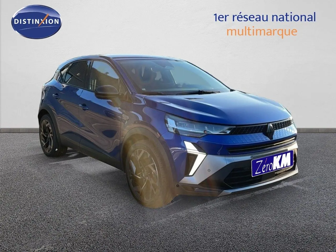 Renault Captur E-Tech hybride bleu Iron Metal avec toit noir, vue 3/4 avant droit mettant en valeur ses optiques LED.