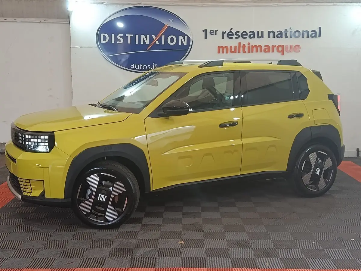 Vue latérale droite d'une FIAT Grande Panda jaune 2025 avec jantes noires et toit avec barres chromées.