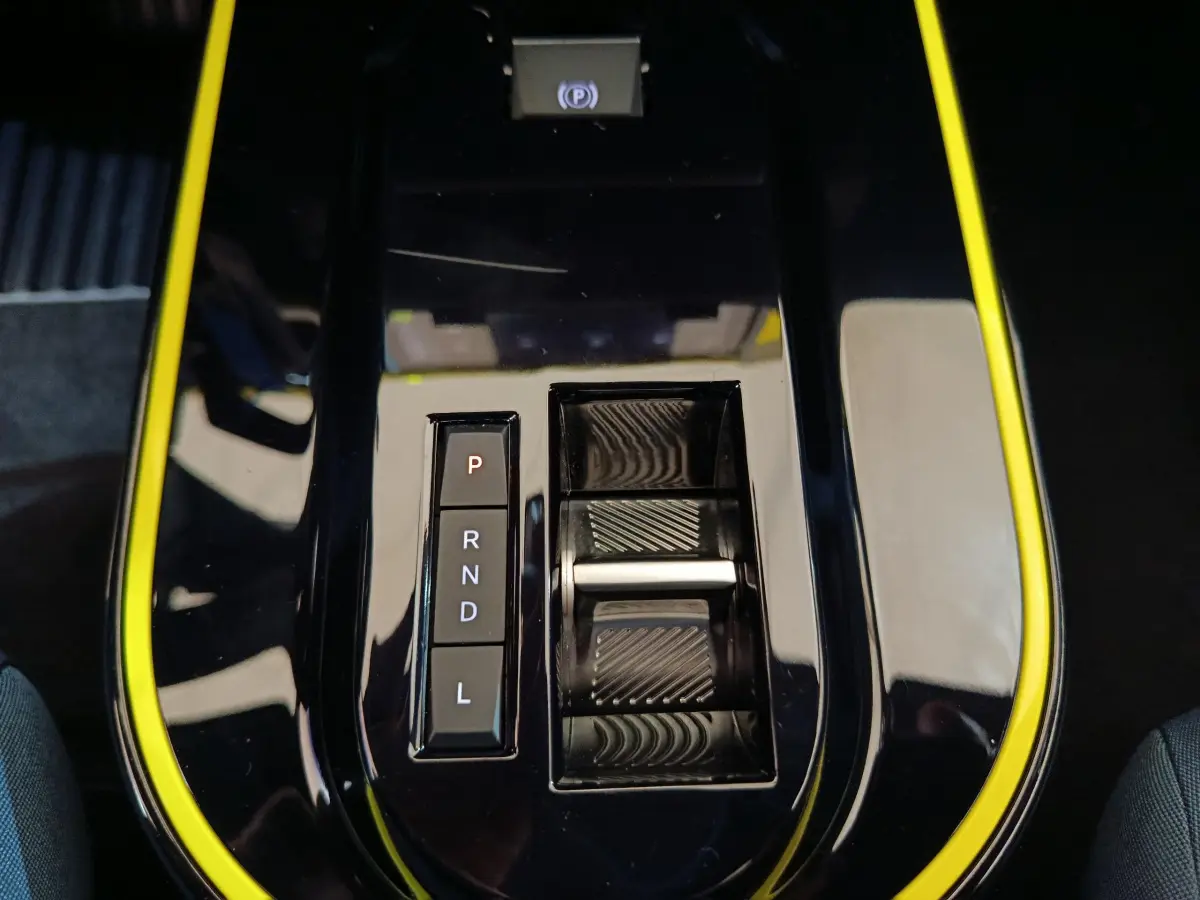 Gros plan sur la console centrale noire avec insertions jaunes de la Fiat Grande Panda 2025, montrant la commande de boîte automatique.