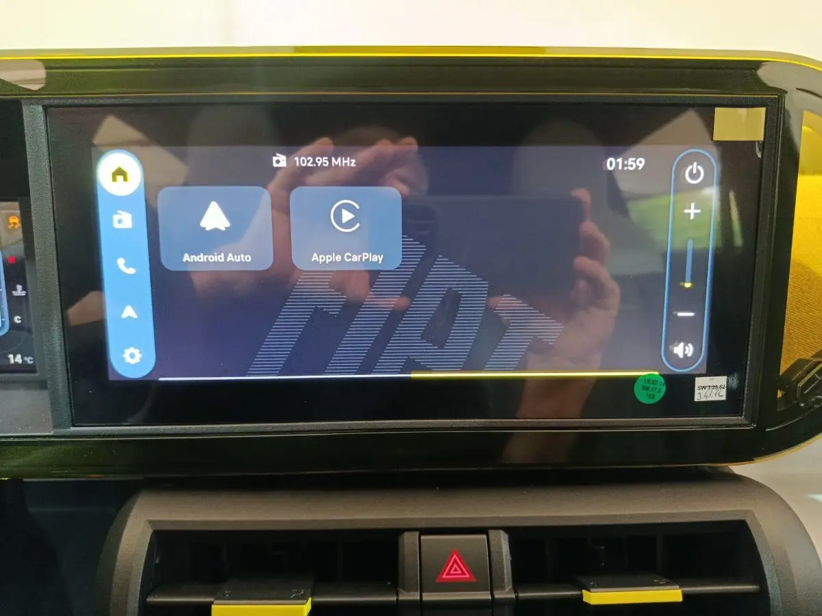 Écran tactile central de 26 cm affichant Android Auto et Apple CarPlay dans une Fiat Grande Panda jaune.