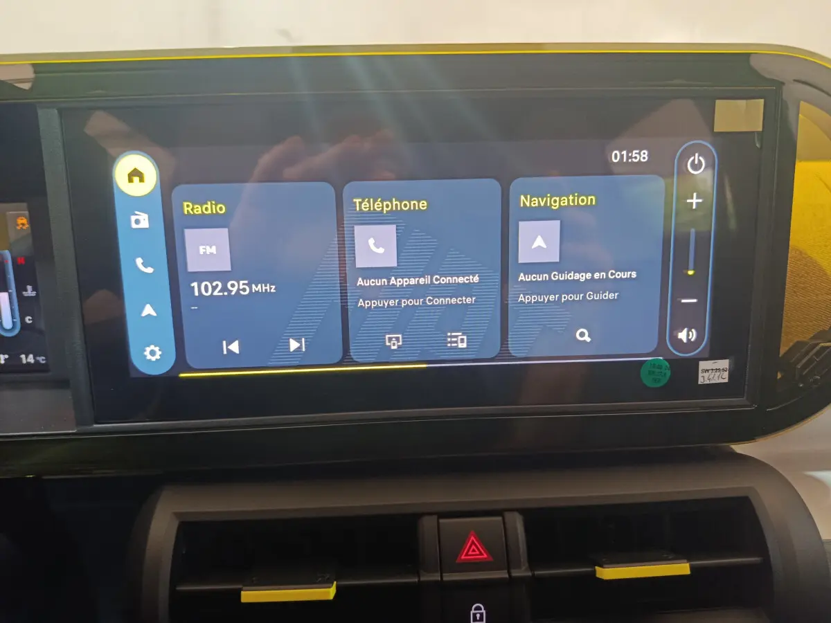 Écran tactile central 10,25 pouces de la Fiat Grande Panda jaune, affichant radio, téléphone et navigation.