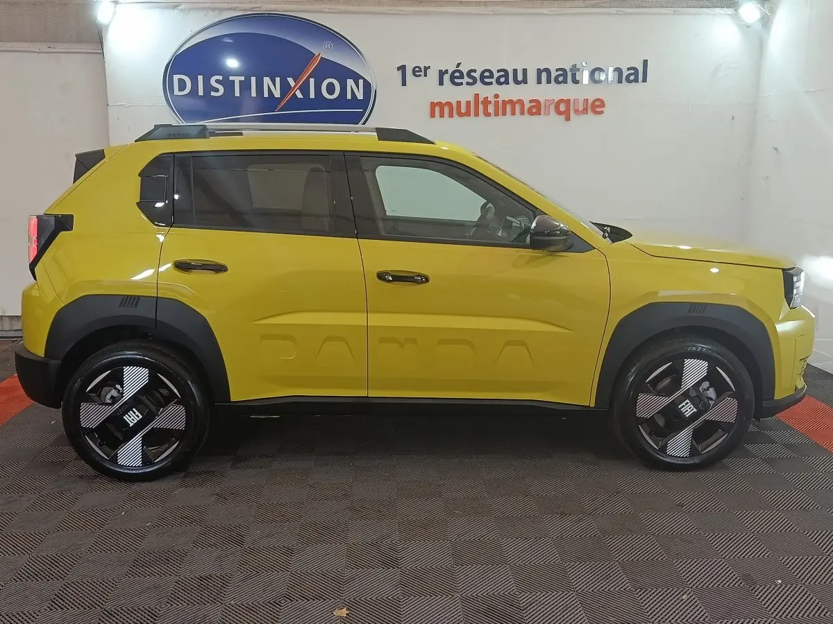 Vue latérale droite d'une FIAT Grande Panda jaune 2025 avec jantes noires et logo PANDA embossé sur la portière.