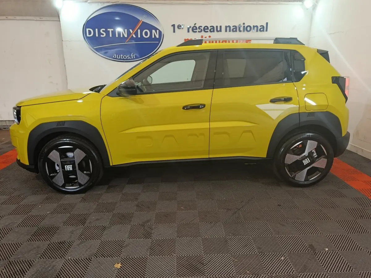 Vue de profil côté gauche d'une FIAT Grande Panda jaune 2025 avec jantes noires et marquage "PANDA" sur la porte.