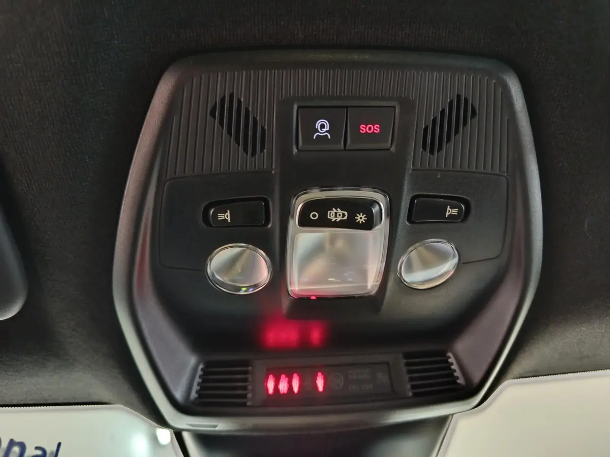 Vue en gros plan du plafonnier intérieur avec boutons SOS et commandes d'éclairage sur Fiat Grande Panda jaune 2025.