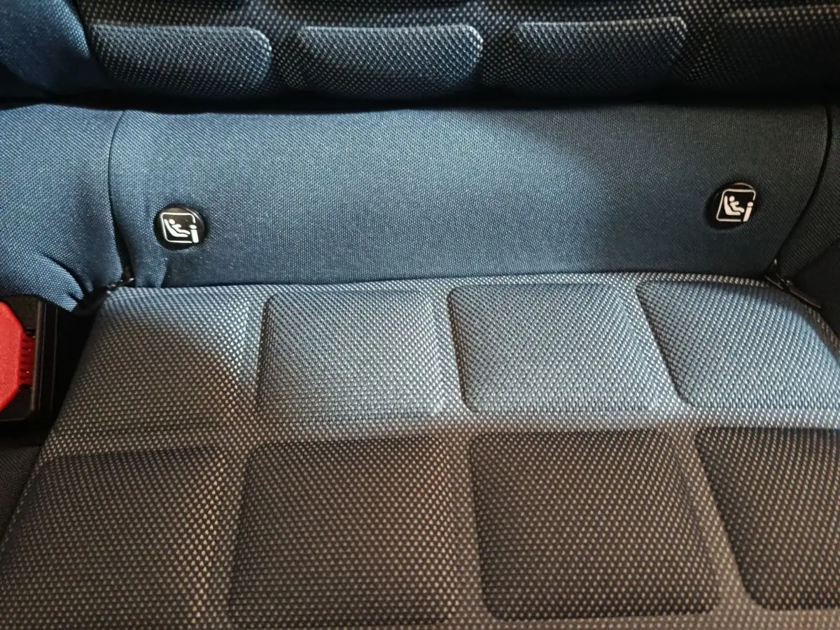 Détail de la banquette arrière grise de la Fiat Grande Panda 2025 avec fixation Isofix visible.
