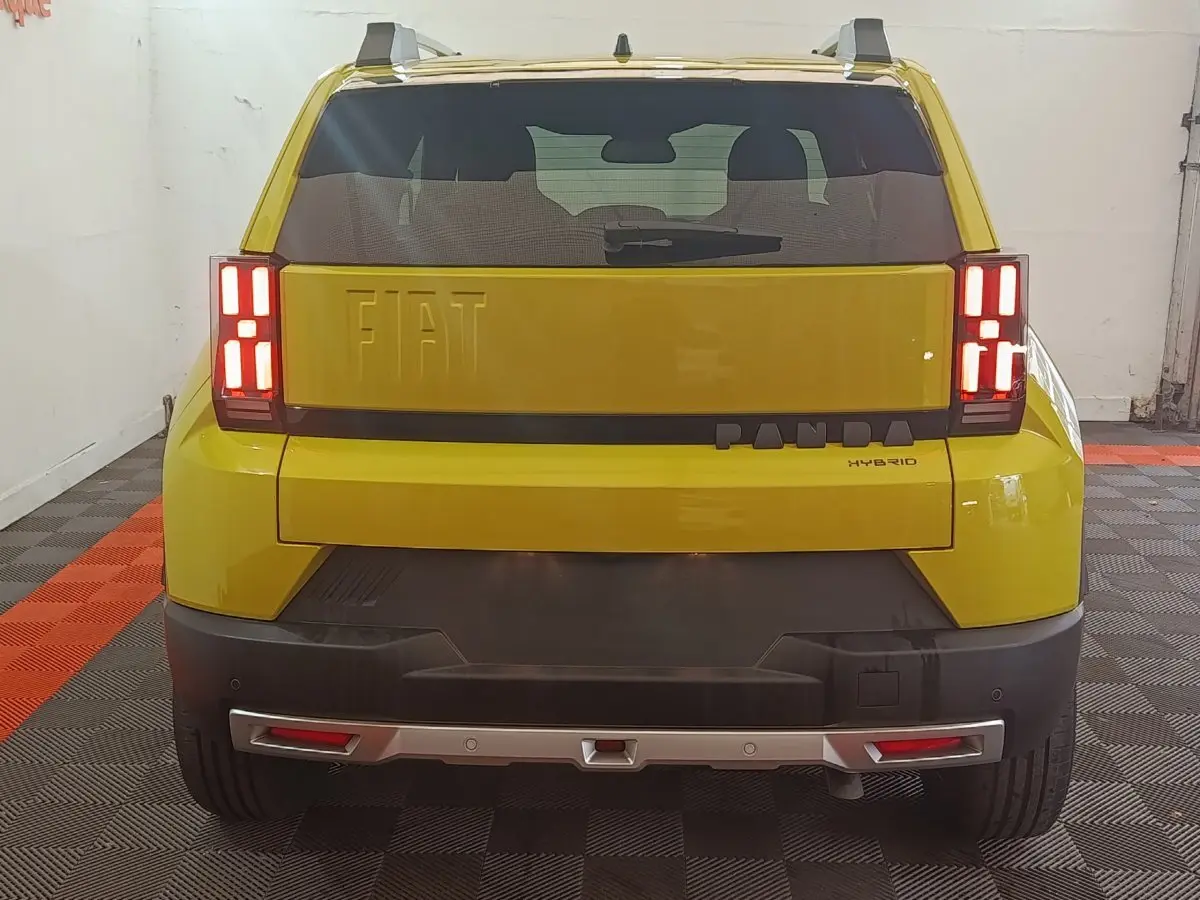 Vue arrière d'une FIAT Grande Panda jaune 2025 avec feux LED verticaux et logo FIAT embossé sur le hayon.