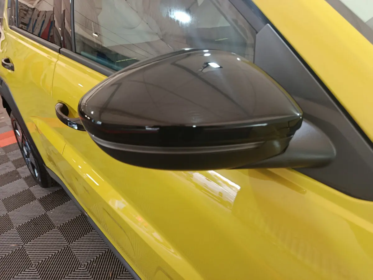Gros plan sur le rétroviseur noir côté conducteur d’une FIAT Grande Panda jaune 2025 vue de profil gauche.
