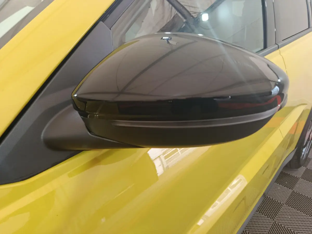 Rétroviseur droit noir sur FIAT Grande Panda jaune vue de côté droit, soulignant le contraste des couleurs.