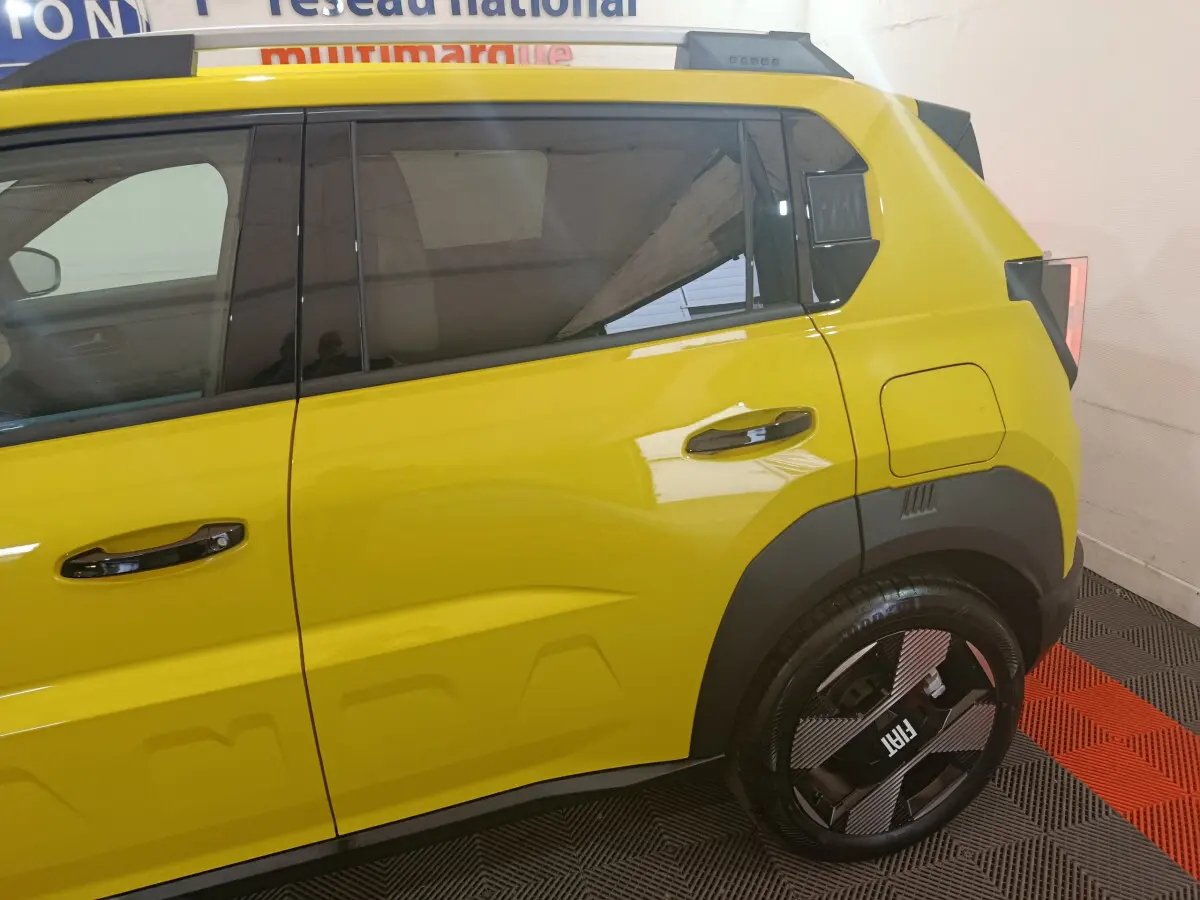 Vue latérale droite de la FIAT Grande Panda jaune 2025 avec jantes noires et détails de carrosserie marqués.
