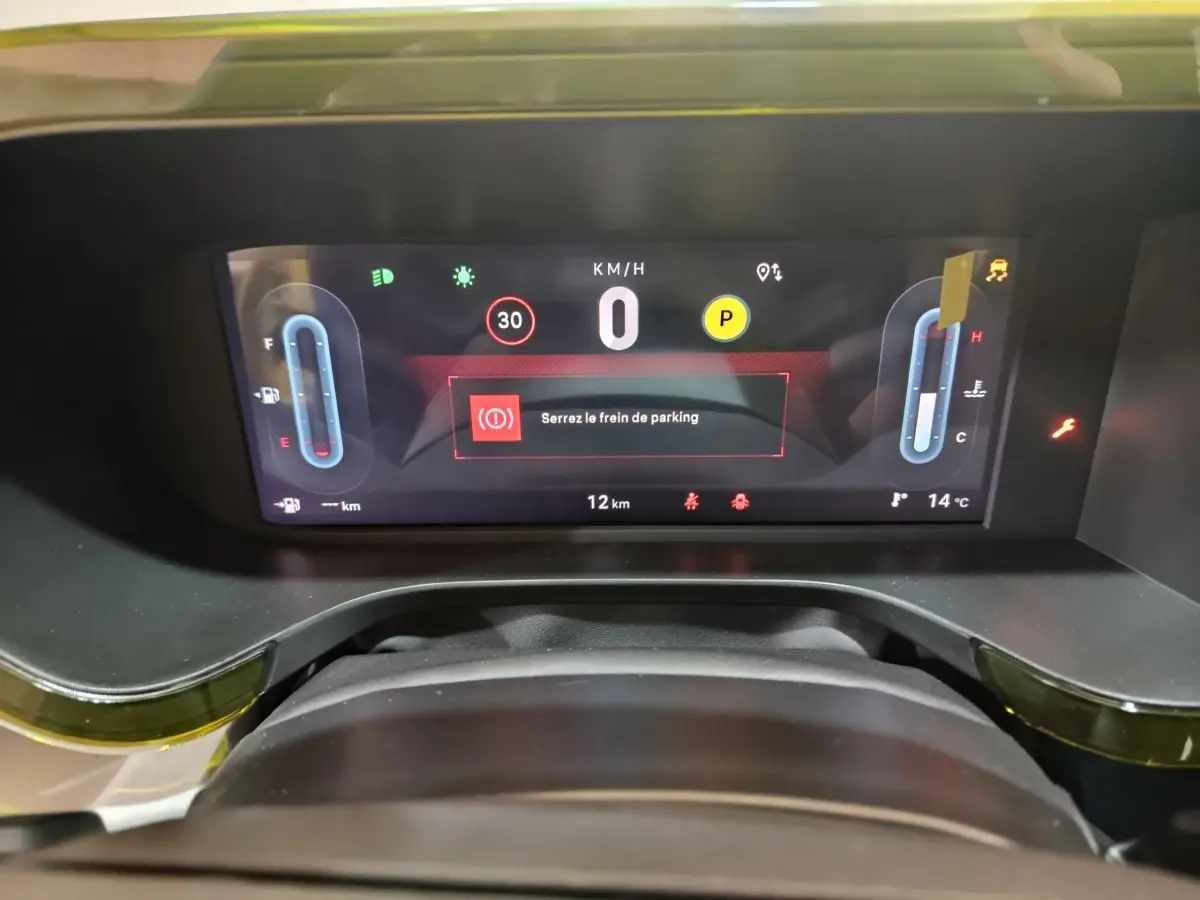 Vue rapprochée du combiné d’instruments numérique de la Fiat Grande Panda 2025 affichant 0 km/h et message frein de parking.