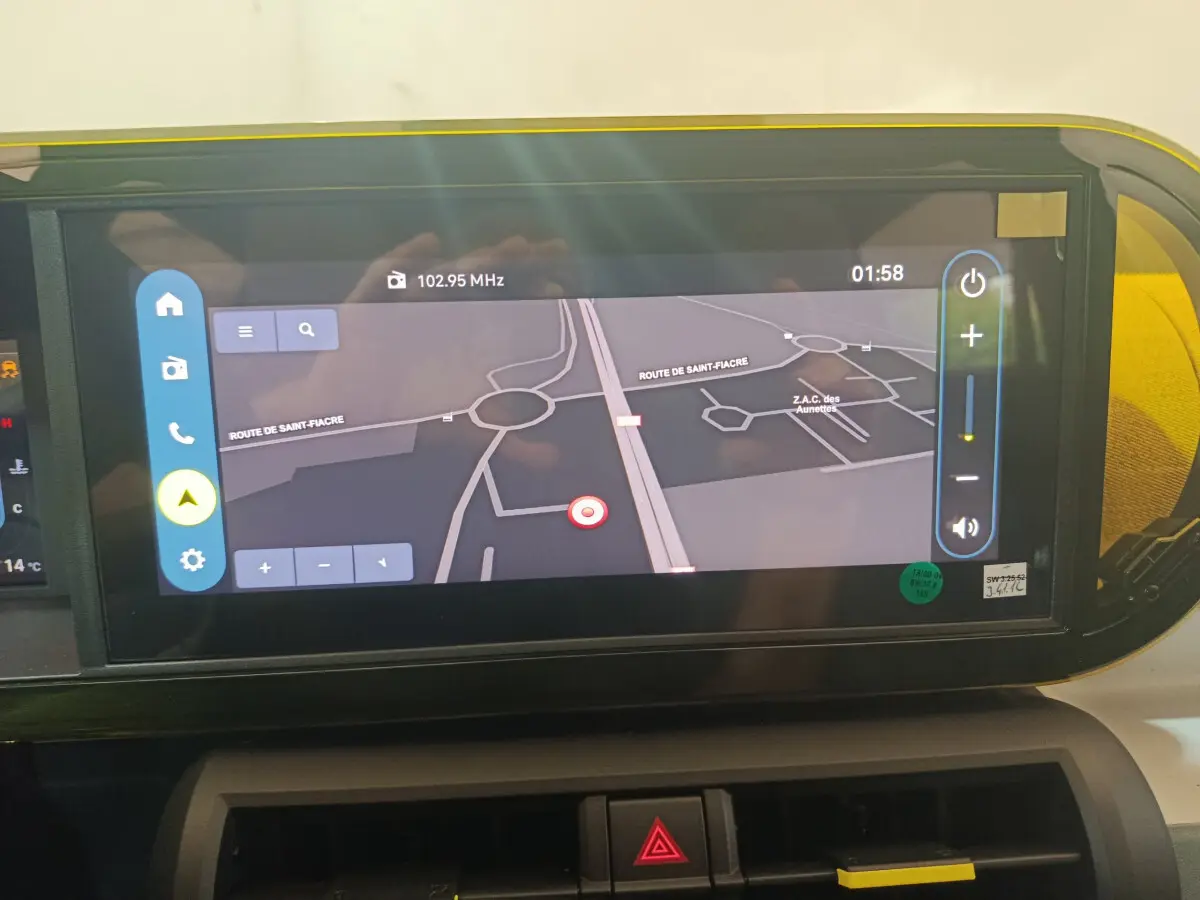 Écran tactile central de la Fiat Grande Panda jaune 2025 affichant la navigation GPS en intérieur.