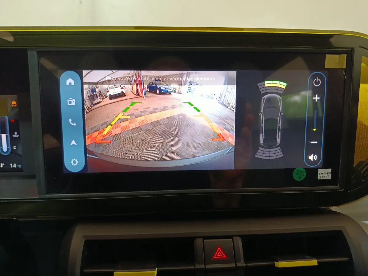 Écran tactile central de la Fiat Grande Panda jaune montrant la caméra de recul et l’aide au stationnement arrière.
