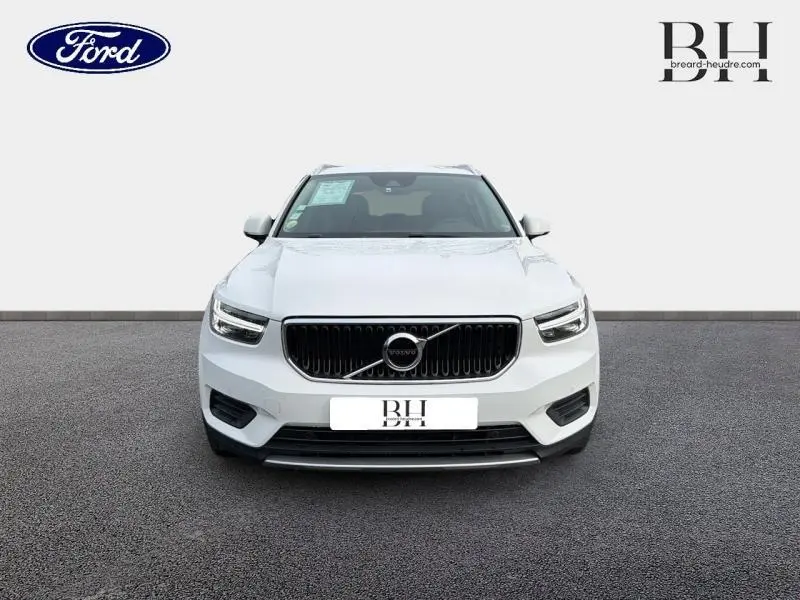 Vue de face d'un Volvo XC40 blanc Glace, mettant en valeur sa calandre noire et ses phares LED distinctifs.