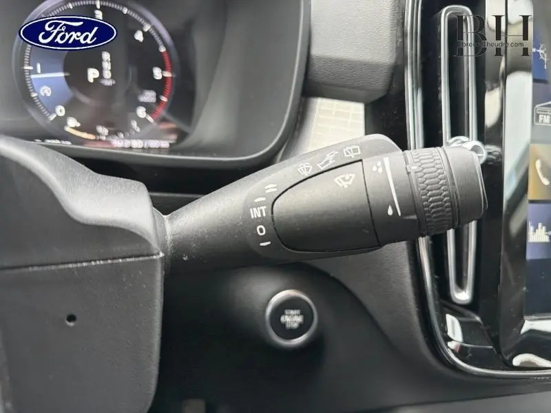 Levier de commande d’essuie-glace en gros plan à gauche du volant dans un intérieur Volvo XC40 blanc Glace de 2018.