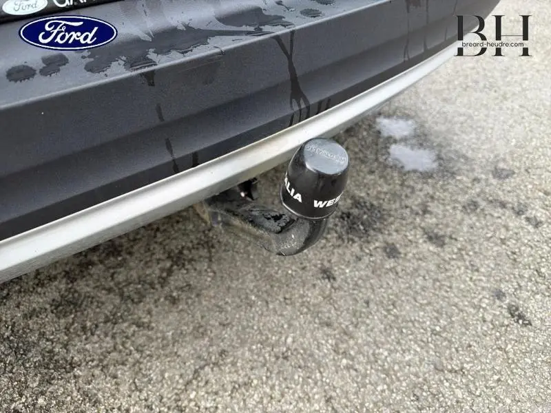 Gros plan sur l'attelage d'une Volvo XC40 blanc glace, avec protection noire sur la boule d'attelage.