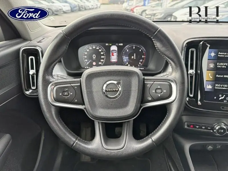 Vue frontale du volant cuir noir d'un Volvo XC40 2018 avec tableau de bord numérique et écran tactile central.