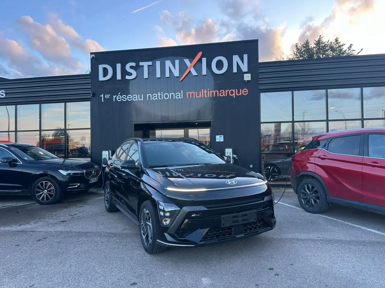 Vue 3/4 avant d'un Hyundai KONA II 1.6 Hybrid N Line noir Abyss métallisé, avec jantes alliage et calandre distinctive.