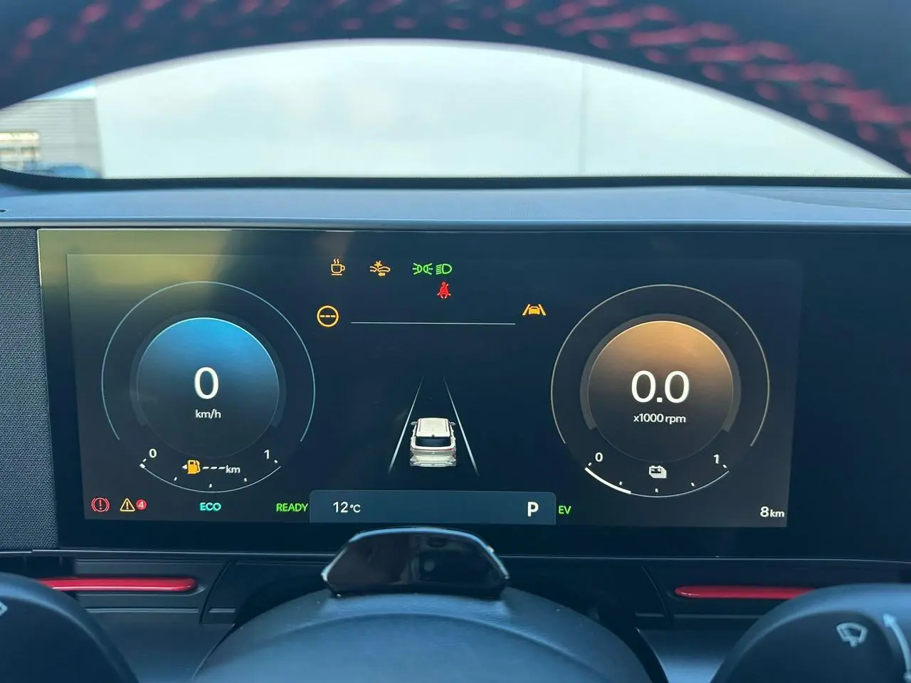 Vue rapprochée du tableau de bord numérique du Hyundai Kona 2025 noir, affichant la vitesse et le régime moteur.