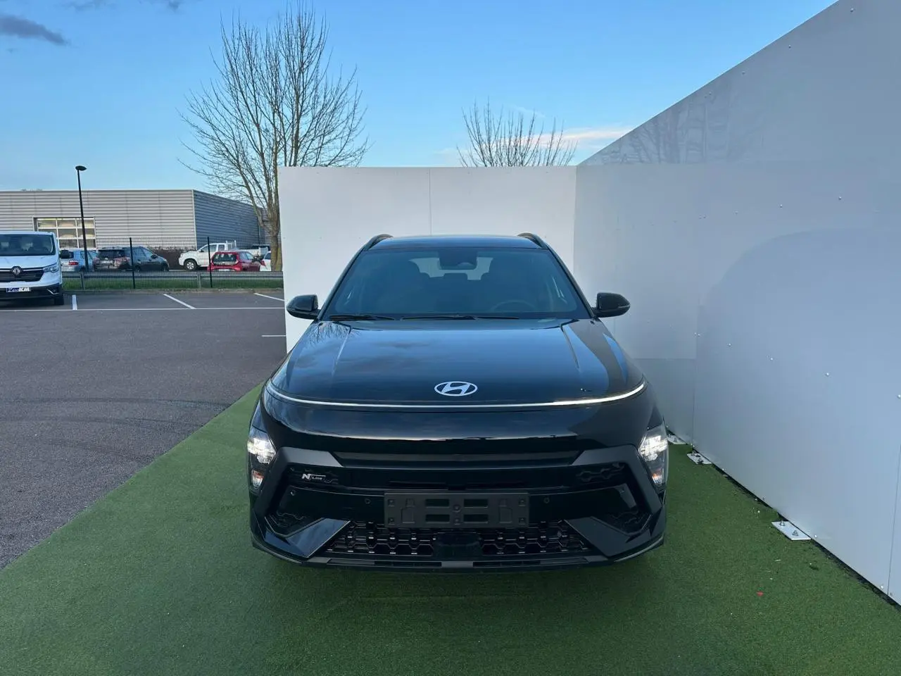 Vue avant frontale du Hyundai Kona II 1.6 Hybrid N Line noir Abyss Metal avec éclairage LED et calandre marquée.