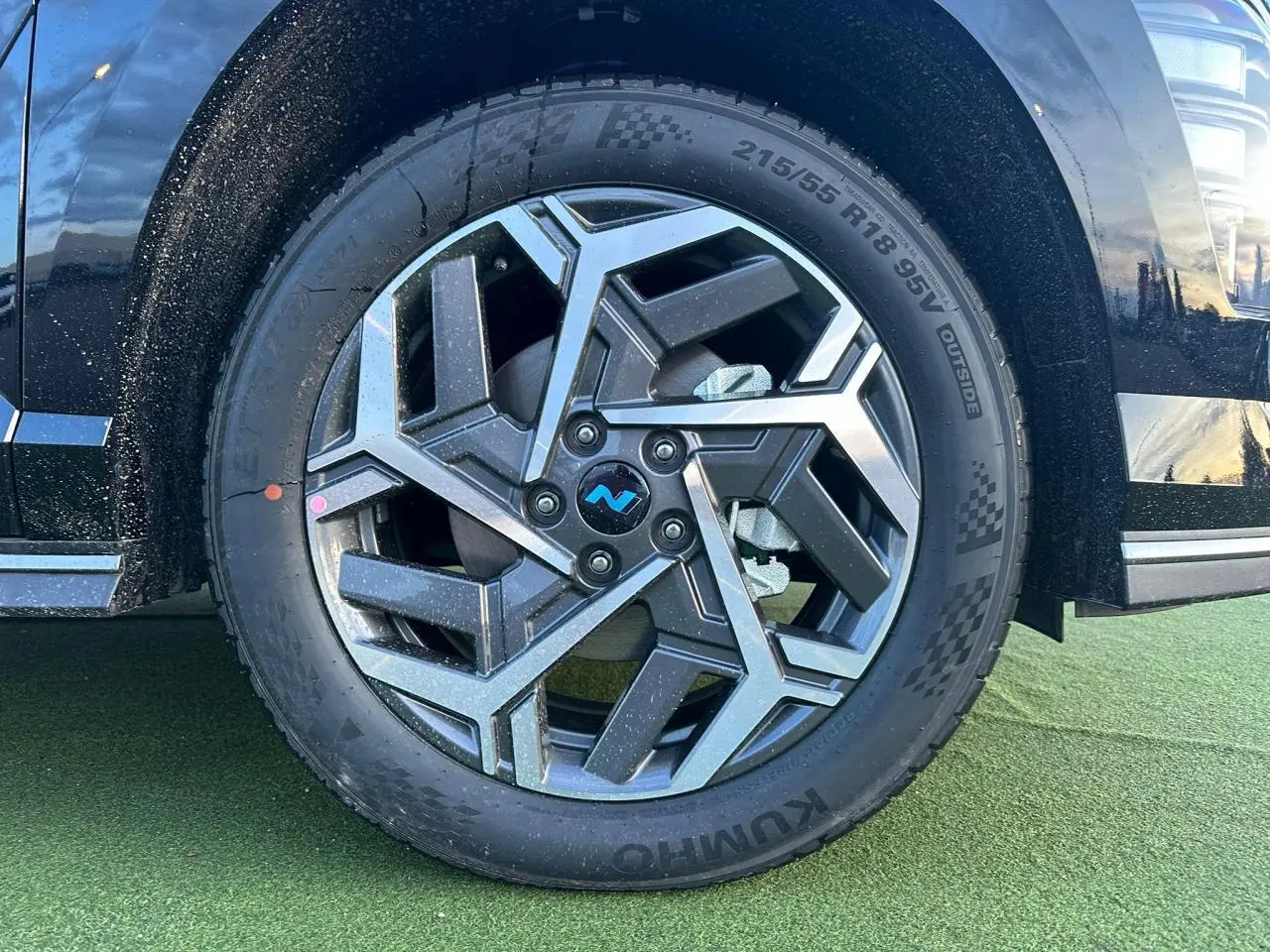 Gros plan sur la roue avant gauche noire Abyss Metal du Hyundai KONA 2025 avec jante alliage 18 pouces N Line.