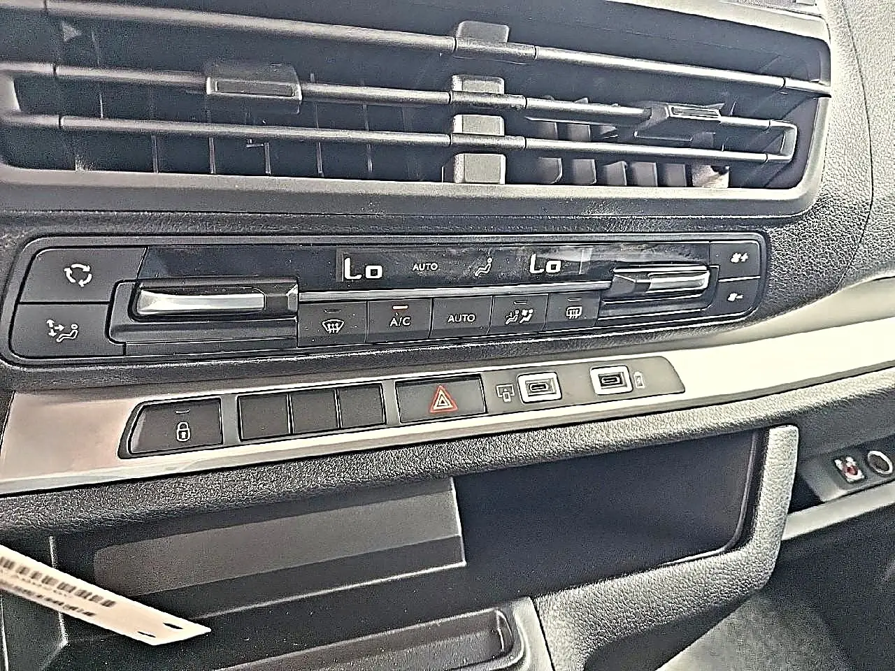 Détail de la console centrale noire du Fiat Scudo Combi 2026, avec commandes climatisation et boutons multifonctions.