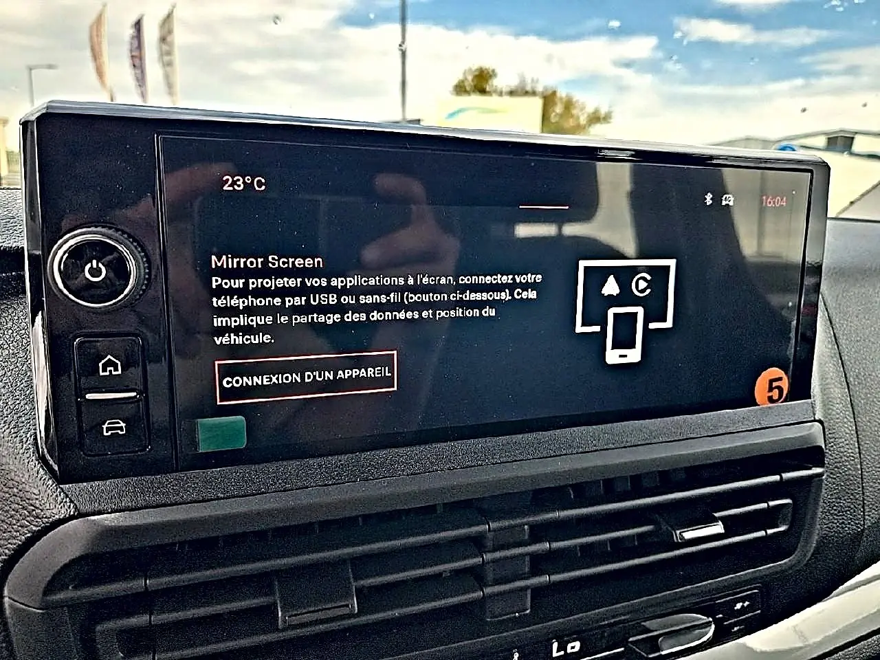 Écran tactile central du tableau de bord du Fiat Scudo Combi noir, avec commandes et affichage Mirror Screen.