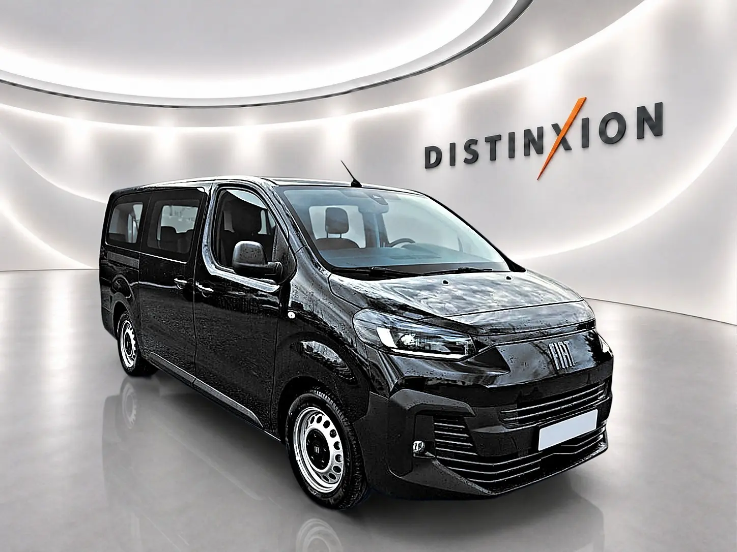 Vue 3/4 avant droit d'un FIAT Scudo Combi noir avec porte latérale coulissante, dans un showroom épuré.