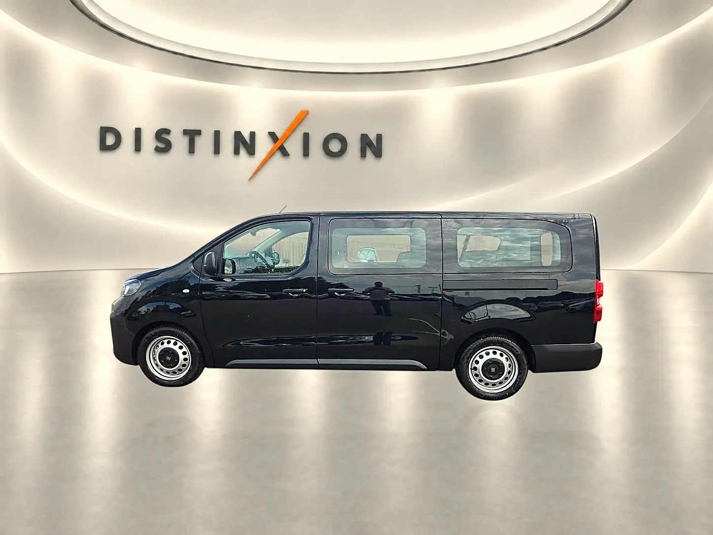 Vue de profil côté gauche du FIAT Scudo Combi noir 2026 avec porte latérale coulissante et vitres teintées.
