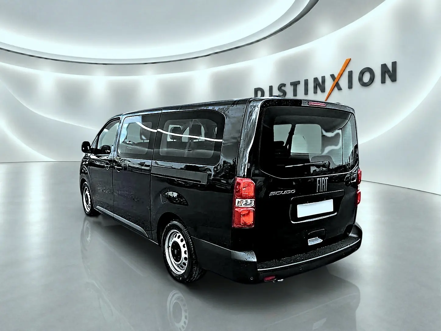 Vue 3/4 arrière droite d'un FIAT Scudo Combi noir avec porte latérale coulissante dans un showroom lumineux.