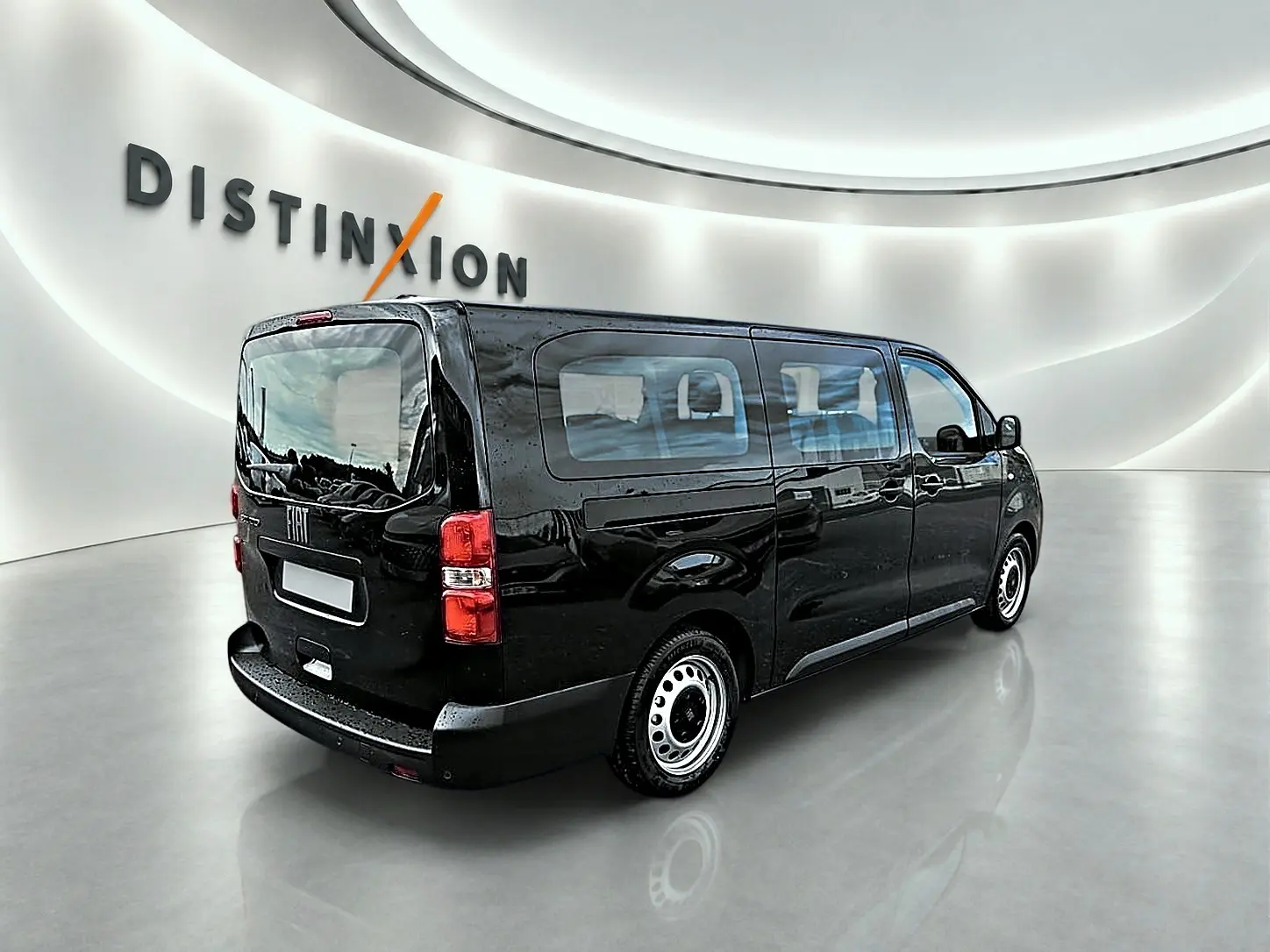 Vue 3/4 arrière droite du FIAT Scudo Combi noir avec porte latérale coulissante et vitres latérales teintées.