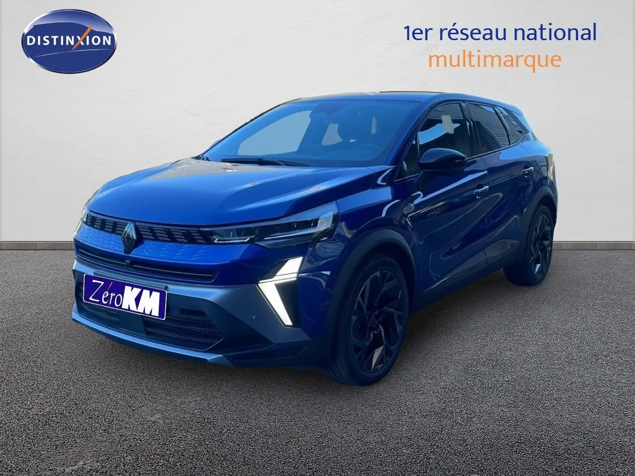 Renault Symbioz E-Tech Full Hybrid 145 Esprit Alpine bleu Iron Metal en 3/4 avant droit avec feux LED allumés.