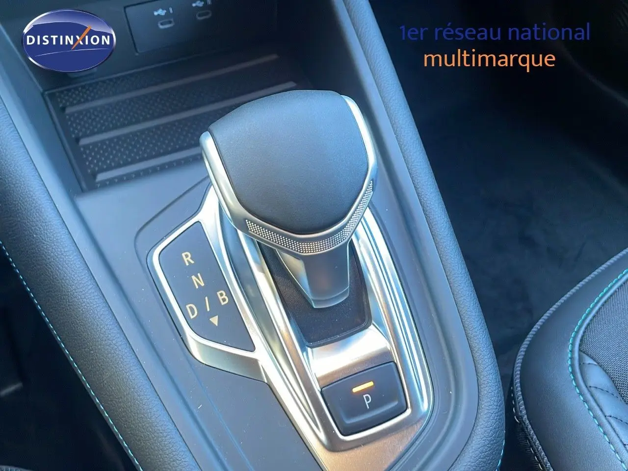 Le levier de vitesses automatique noir et chrome du Renault Symbioz E-Tech, vu en gros plan intérieur.