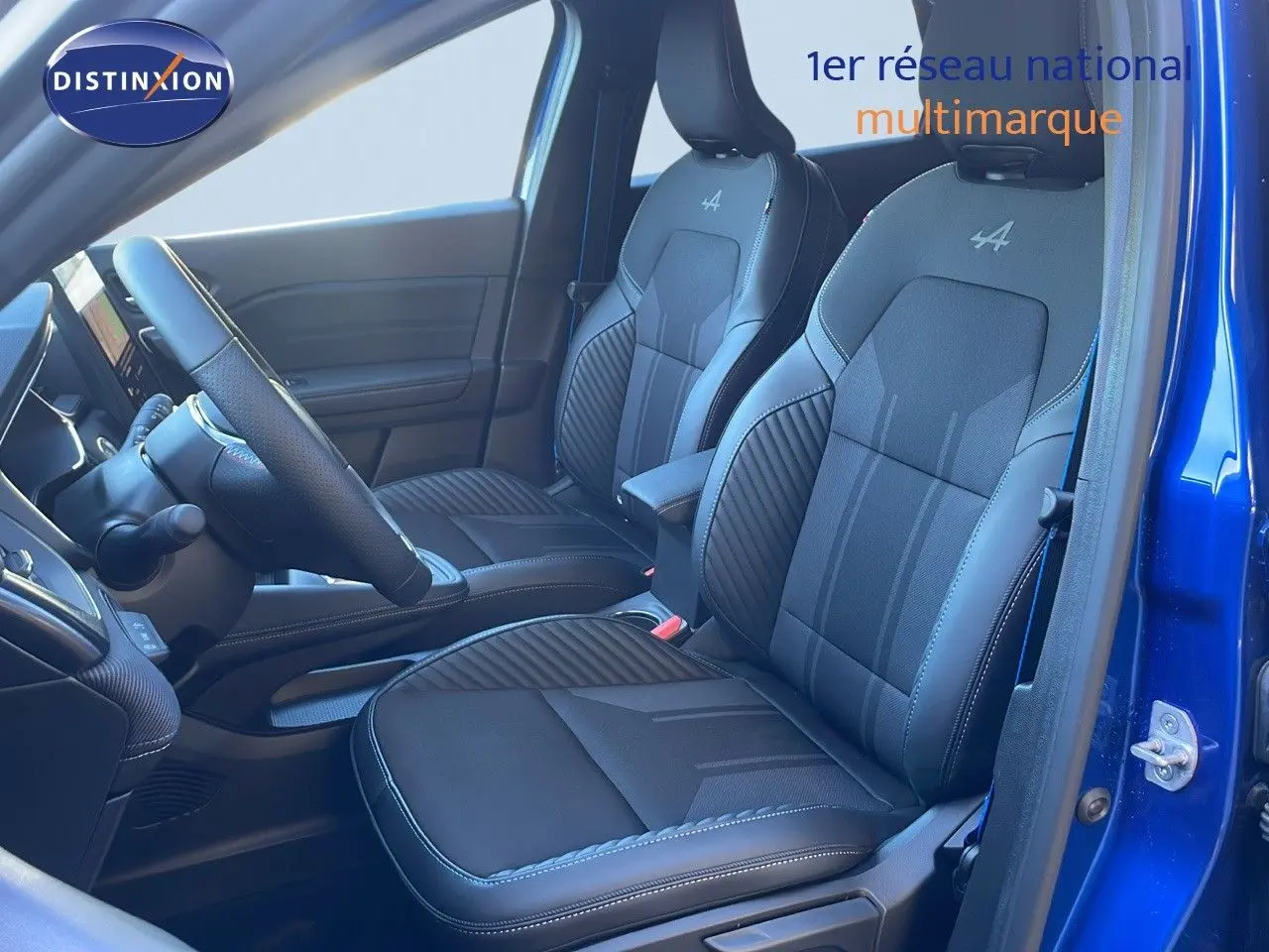 Vue intérieure côté conducteur du Renault Symbioz E-Tech Full Hybrid 145 Esprit Alpine bleu iron metal, sièges en cuir noir avec logo Alpine brodé.