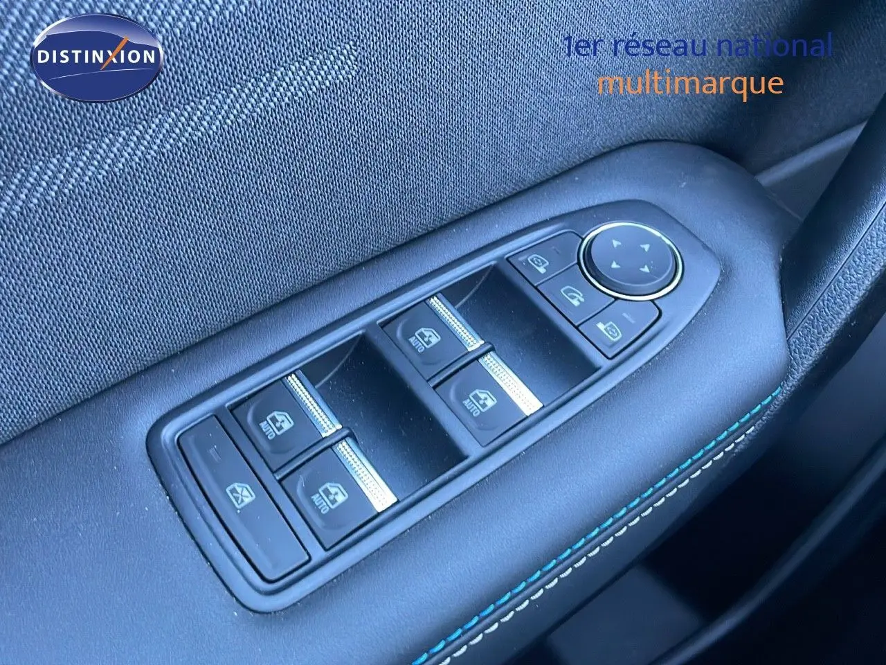 Commande des vitres électriques et réglage des rétroviseurs sur la porte côté conducteur d'une Renault Symbioz bleu iron metal.