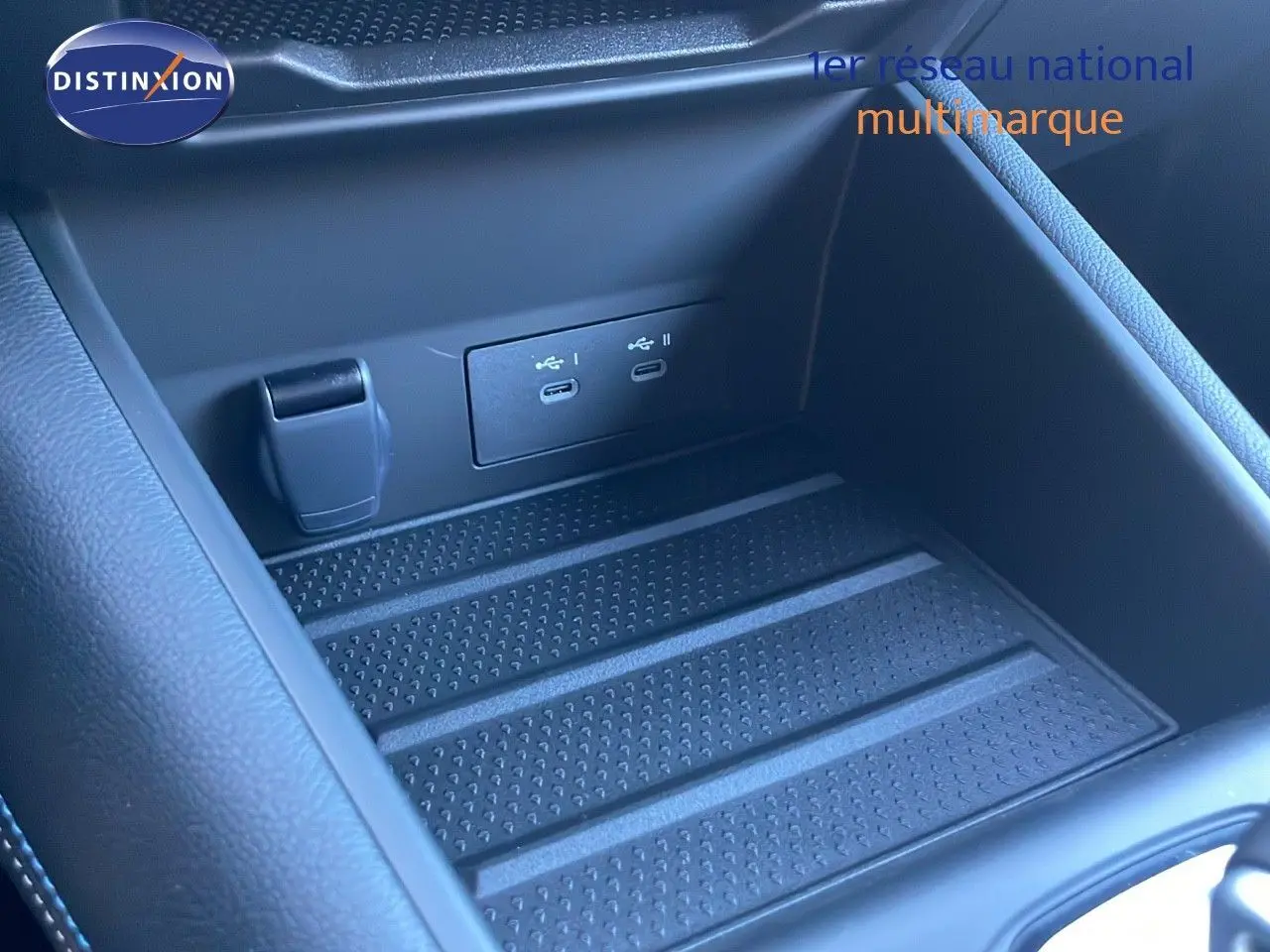 Gros plan sur la console centrale noire du Renault SYMBIOZ E-TECH avec ports USB-C et prise 12V intégrés.