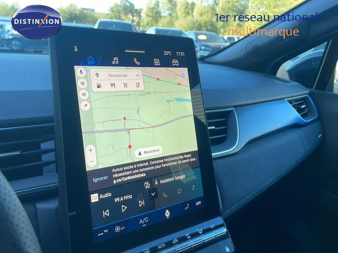Intérieur du Renault SYMBIOZ E-TECH 145, vue de la console centrale avec écran tactile affichant la navigation.