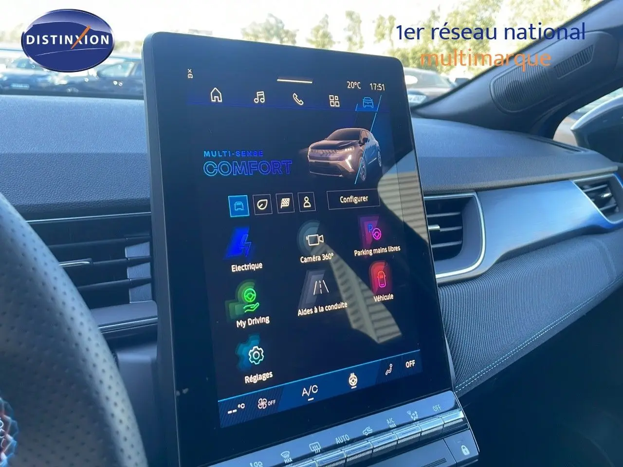 Écran tactile central affichant les options de conduite du Renault Symbioz hybride, intérieur moderne en bleu et noir.