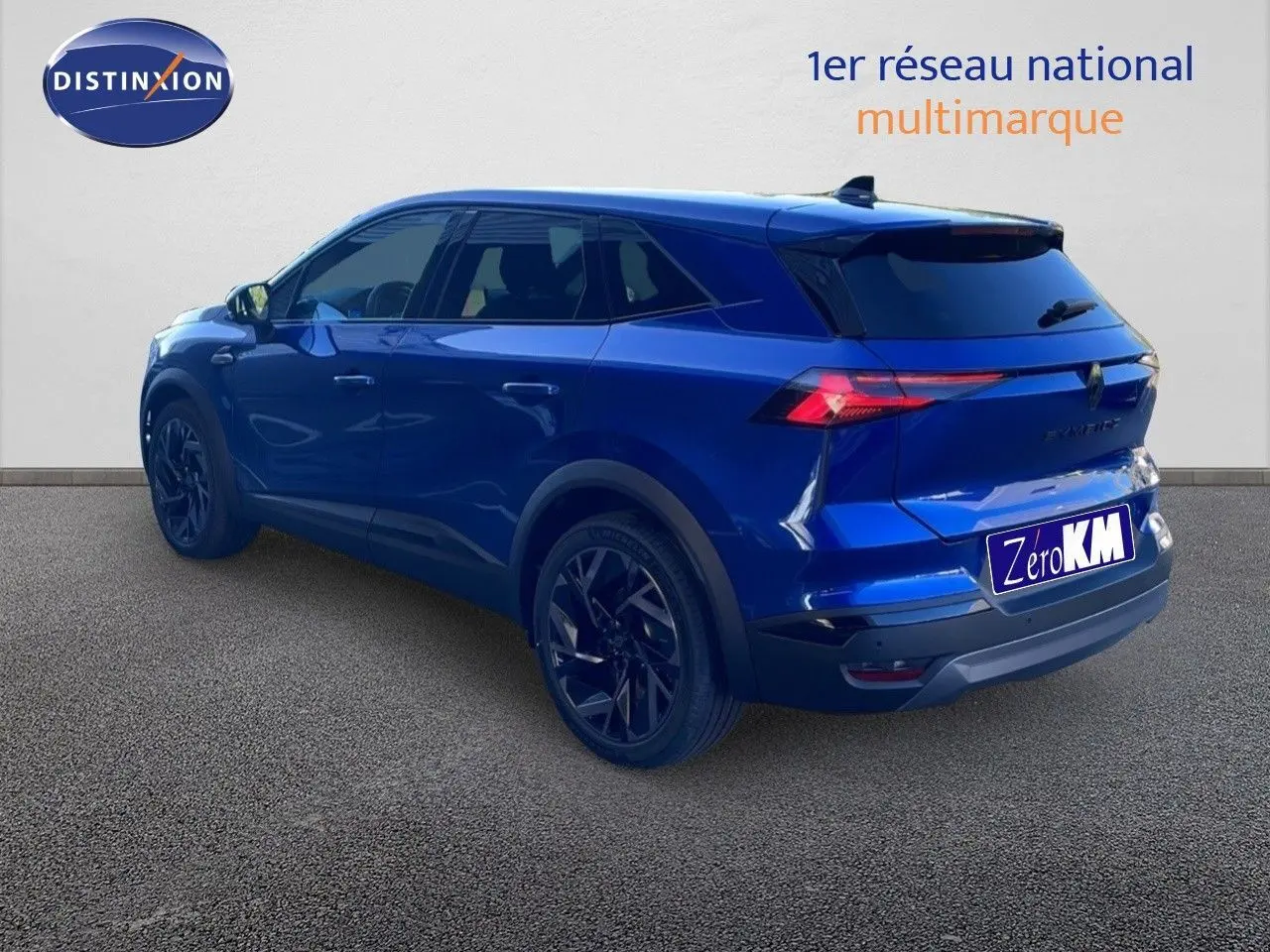 Vue 3/4 arrière droite d'un Renault SYMBIOZ bleu iron metal avec feux arrière LED et jantes noires.