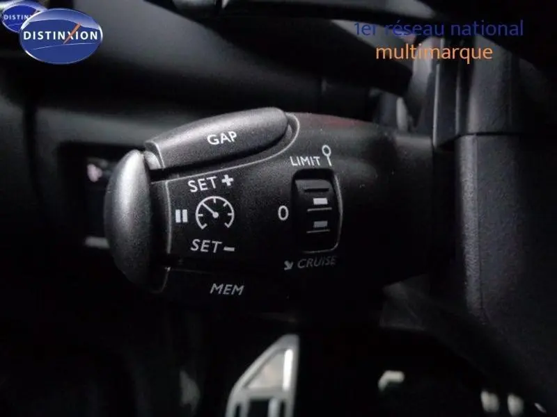 Gros plan sur la commande de régulateur de vitesse du côté gauche du volant d'un Citroën C5 Aircross gris acier 2022.