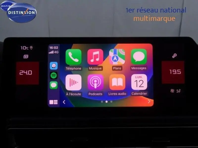 Écran tactile central du tableau de bord du Citroën C5 Aircross 2022 avec interface multimédia colorée.