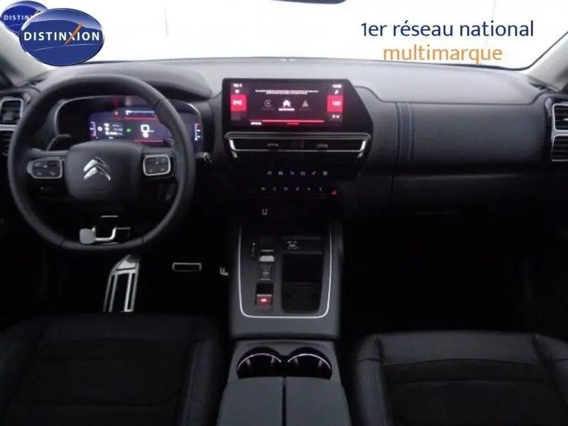 Intérieur noir du Citroën C5 Aircross 2022 avec tableau de bord numérique et écran tactile central visible de face