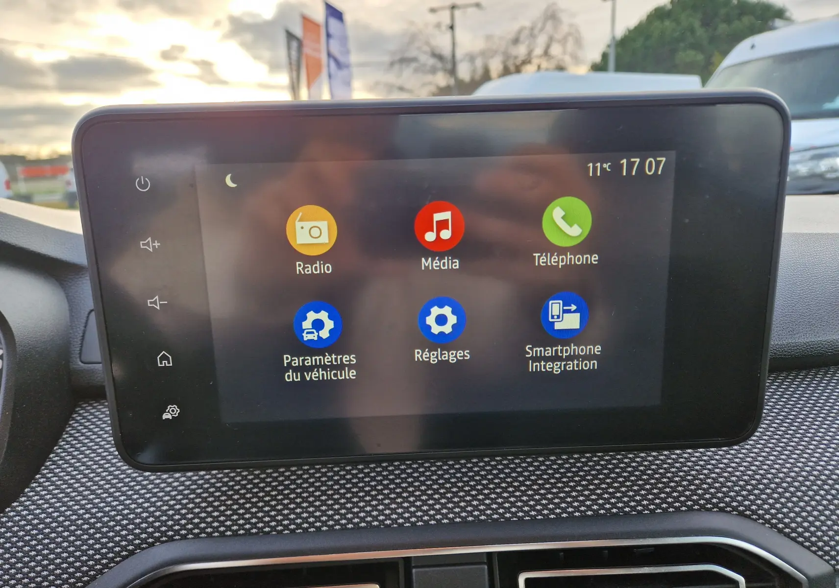 Écran tactile central de la Dacia Sandero 2022 affichant les options radio, média, téléphone et réglages, intérieur noir.